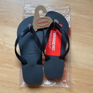 BNWT Havaianas  black flip flops.